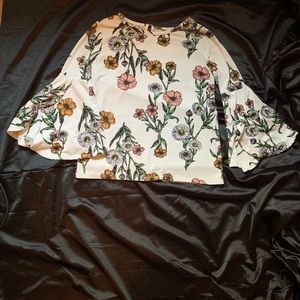 4/$15 🌼Girls flowerShirt